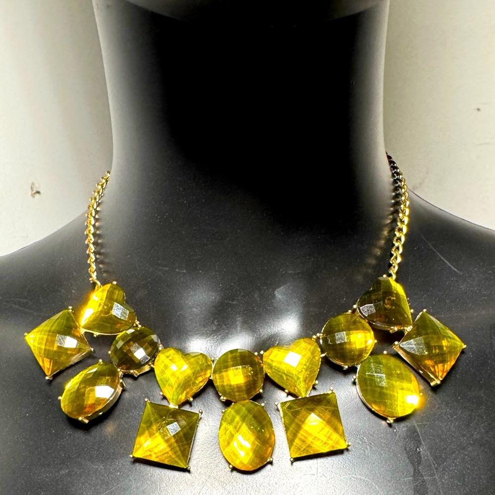 Elegant Gold Necklace with Yellow/Green Gemstones